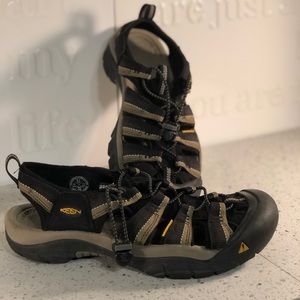 KEEN Sandals Mens Sz 8.5 Waterproof Shoes